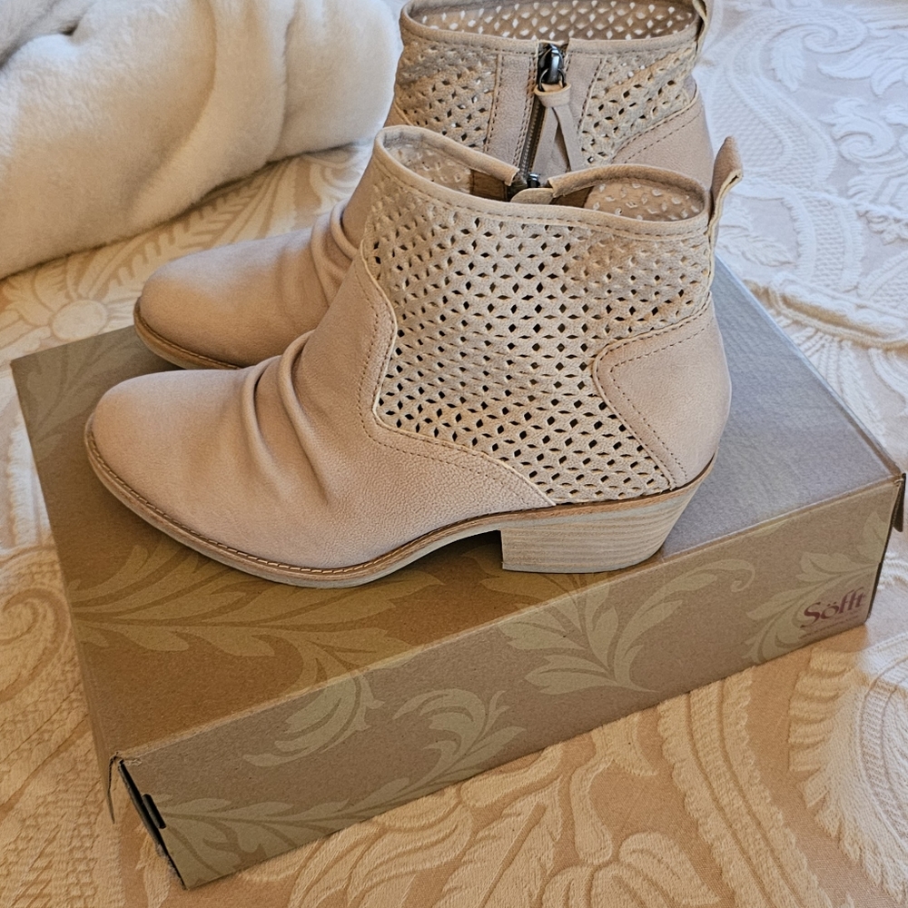 Soft Ankle Boot, Milk (off white) size 10M Leather - Picture 2 of 10